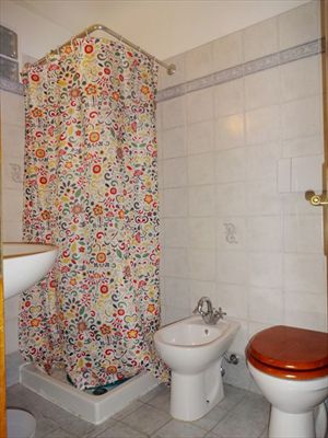 Appartamento Donatella  : Bathroom with shower