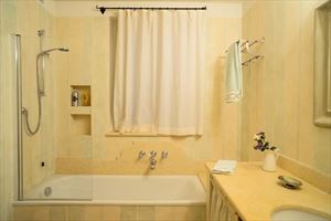 Villa Principe : Ванная комната с ванной