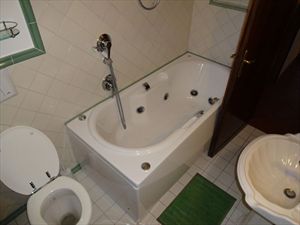 Appartamento Forte dei Marmi  : Bathroom with tube