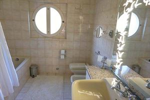 Villa Helene : Ванная комната с ванной