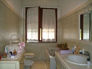 Villa Cesare : Bathroom with tube