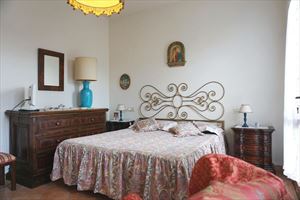 Villa Carina : спальня с двуспальной кроватью