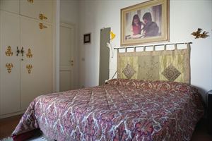 Villa Carina : спальня с двуспальной кроватью