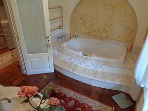 Villa Mirabella  : Bathroom with tube