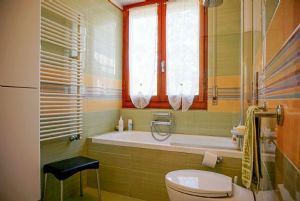 Villa Mirta : Bathroom with tube