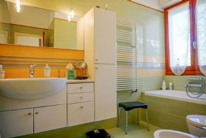 Villa Mirta : Bathroom with tube
