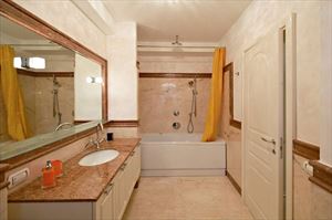 Villa Azzurra  : Bathroom with tube
