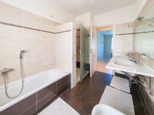 Villa Primavera : Bathroom with tube