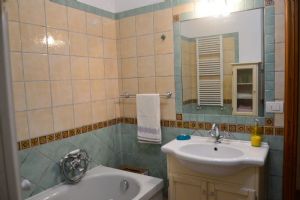 Villa Beatrice  : Bathroom with tube