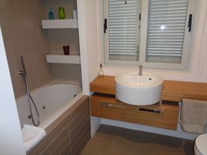 Villa  il Sogno  del mare                                : Bathroom with tube