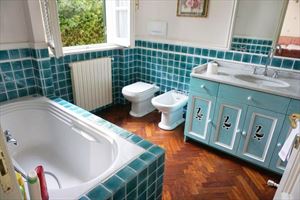 Villa Favola : Bathroom with tube
