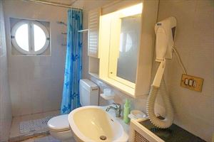 Villa Helene : Ванная комната с душем