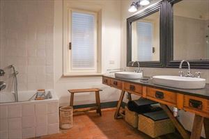 Villa di Fascino : Ванная комната с ванной