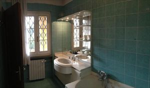 Villa Sassicaia : Bathroom with shower