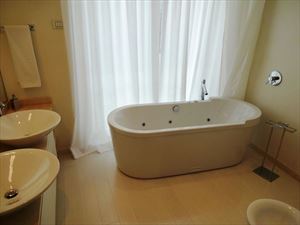 Villa Lucente  : Bathroom with tube