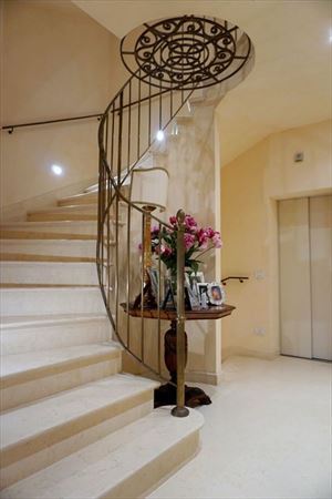 Villa Maestro : Marble stairs