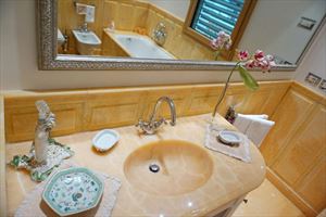 Villa Maestro : Bathroom with tube
