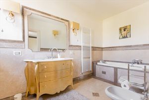 Villa delle Rose : Ванная комната с ванной